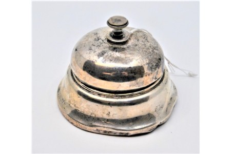 Campainha em prata com o fundo preenchido.